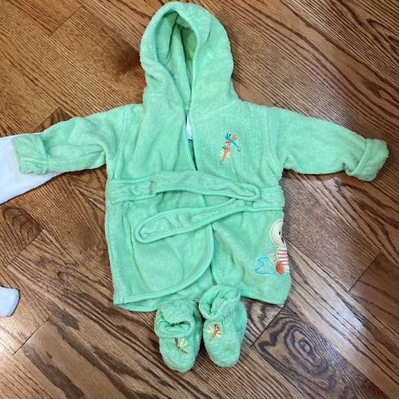 Pair of Baby Robes. Green Robe Comes With Slippers. Size 0-9 Months. - Picture 3 of 8